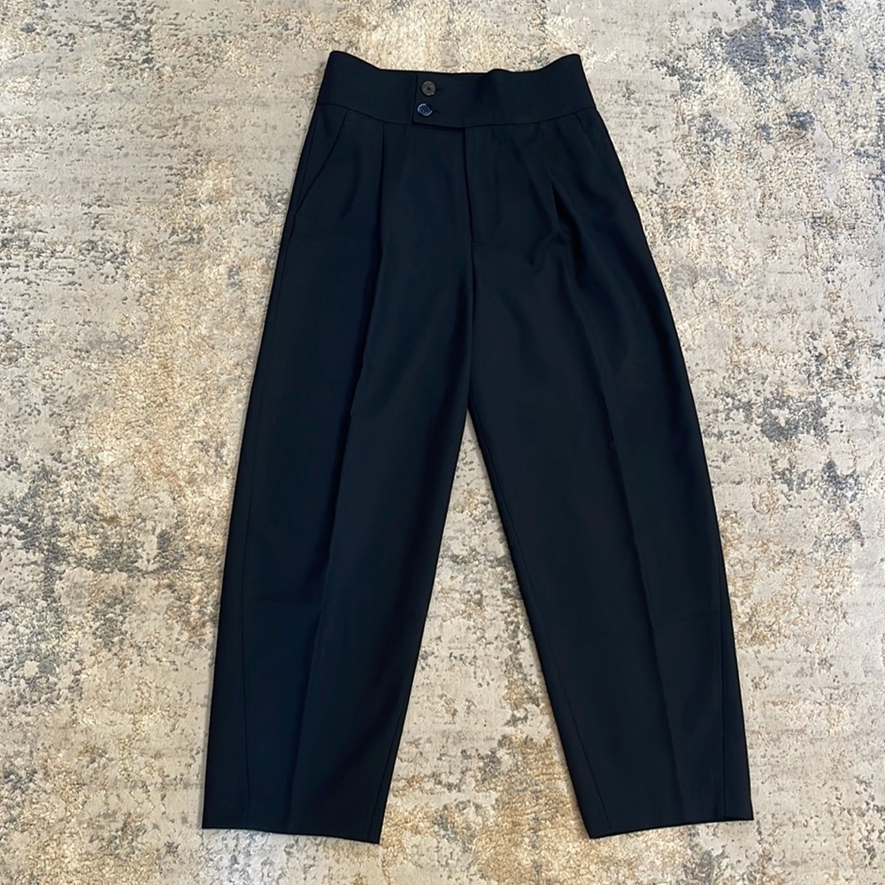 Black trouser from Zara that come to ankle. Size small. Great condition.